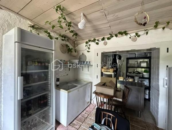 Bar- restaurant fréquenté par une clientèle locale, touristique et de passage. Idéalement situé.
Le restaurant dispose d'une cuisine professionnelle, une salle pouvant accueillir 30 couverts et une terrasse de 15 couverts. 
La vente comprend les murs, le fonds de commerce, le mobilier et l'ensemble des équipements professionnels. 
A l'étage : cinq pièces à aménager, un bâtiment avec toilettes, garage, cour et jardin.