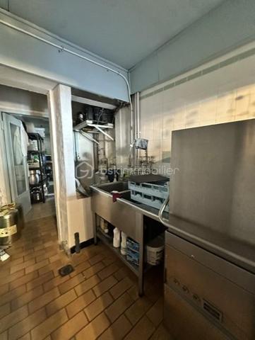 Bar- restaurant fréquenté par une clientèle locale, touristique et de passage. Idéalement situé.
Le restaurant dispose d'une cuisine professionnelle, une salle pouvant accueillir 30 couverts et une terrasse de 15 couverts. 
La vente comprend les murs, le fonds de commerce, le mobilier et l'ensemble des équipements professionnels. 
A l'étage : cinq pièces à aménager, un bâtiment avec toilettes, garage, cour et jardin.