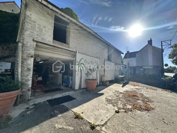 Bar- restaurant fréquenté par une clientèle locale, touristique et de passage. Idéalement situé.
Le restaurant dispose d'une cuisine professionnelle, une salle pouvant accueillir 30 couverts et une terrasse de 15 couverts. 
La vente comprend les murs, le fonds de commerce, le mobilier et l'ensemble des équipements professionnels. 
A l'étage : cinq pièces à aménager, un bâtiment avec toilettes, garage, cour et jardin.