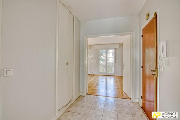 Versailles Avenue de Paris Appartement 4 P 90 m² carrez avec balcon, ascenseur et parking €675 000 ** - Référence 26673