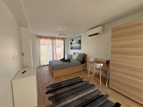 MONTREUIL LIMITE FONTENAY, PROCHE DU PARC BEAUMONTS ET DU GROUPE SCOLAIRE HENRI WALLON, MAISON 5 PIECES CONSTRUITE EN 2024 (RT2020). BEAUX VOLUMES, BELLE LUMINOSITE, BELLES PRESTATIONS