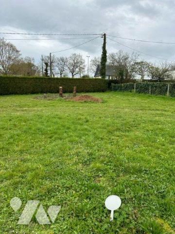 A la sortie de bourg, terrain à bâtir de 534 m² à viabiliser sur rue, zone UE3, R+1+ combles.  ...