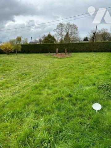 A la sortie de bourg, terrain à bâtir de 534 m² à viabiliser sur rue, zone UE3, R+1+ combles.  ...