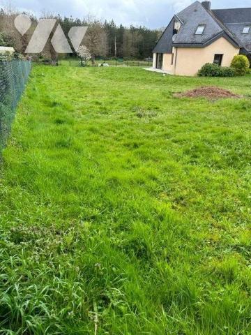 A la sortie de bourg, terrain à bâtir de 534 m² à viabiliser sur rue, zone UE3, R+1+ combles.  ...