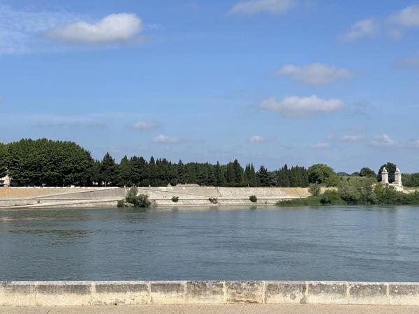 ARLES à vendre : appartement traversant T3 avec une belle vue sur le Rhône