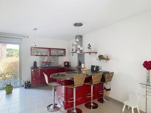 A vendre Angers, proche Avrillé et Hauts de Saint Aubin, proche arrêt de tramway, maison 3 chambres, séjour sur terrasse et jardin, cuisine aménagée équipée, deux places de parking