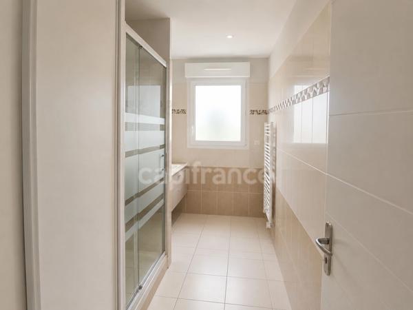 Appartement T4 de standing avec terrasse, climatisation, garage et aperçu mer