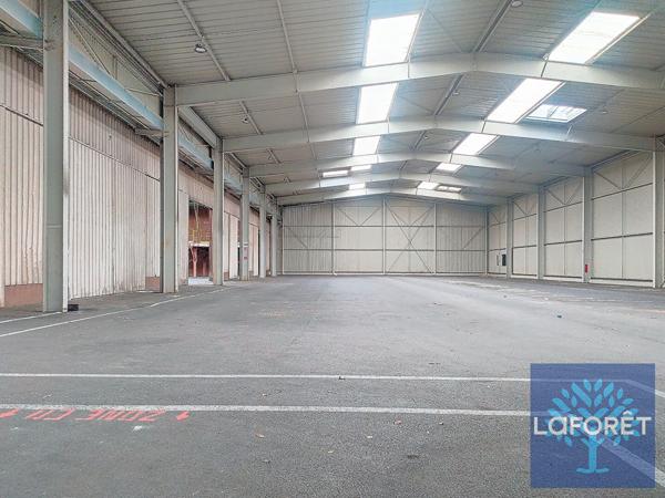 Achat local commercial près de LA ROCHE SUR YON - 4945 m² - 1 561 200 €