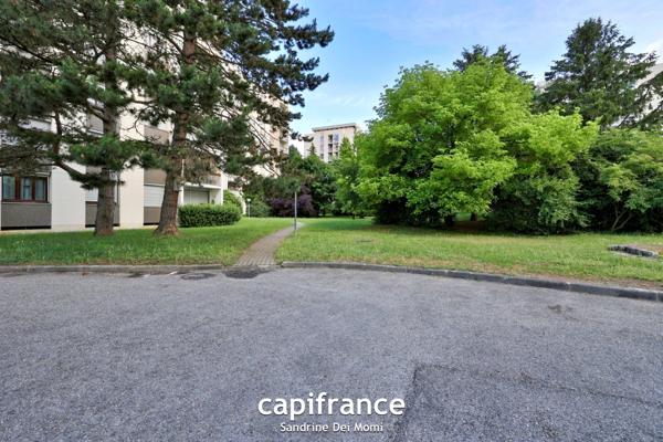 St Genis Laval - Appartement T3 de 61m² avec place de stationnement et cave dans résidence sécurisée avec ascenseur
