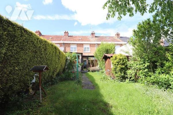 ARMENTIERES LEO LAGRANGE 
MAISON DES ANNEES 60 AVEC JARDIN ET GARAGE, comprenant: entrée, séjo...