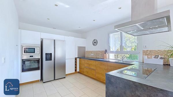 Villa T6 277m² rénovée avec piscine, sous-sol, vue dégagée – Parcelle de 1 180 m² en impasse