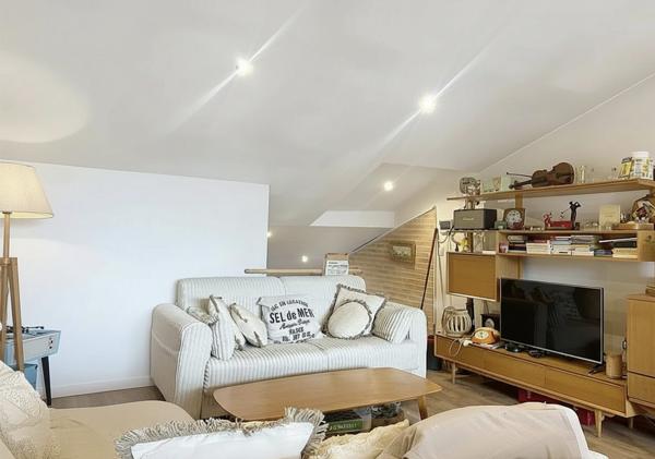 AU CŒUR DE LEUCATE VILLAGE - GRAND APPARTEMENT EN DERNIER ETAGE - PLEIN SUD