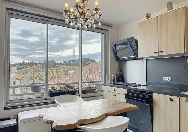 AU CŒUR DE LEUCATE VILLAGE - GRAND APPARTEMENT EN DERNIER ETAGE - PLEIN SUD