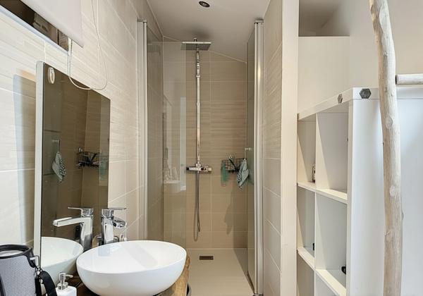 AU CŒUR DE LEUCATE VILLAGE - GRAND APPARTEMENT EN DERNIER ETAGE - PLEIN SUD