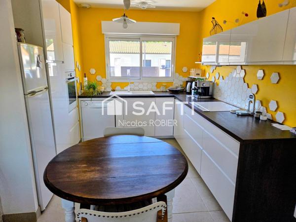 PLAIN PIED IMPECCABLE , DEUX CHAMBRES , GARAGE, JARDIN ET PLUS !