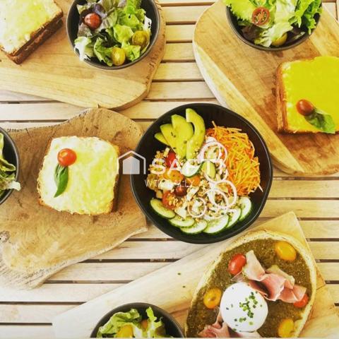 Emplacement N°1 pour ce Bar de  plage..