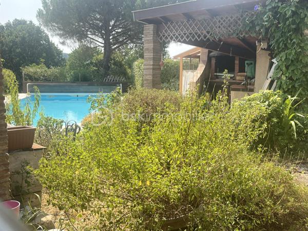 Laissez-vous séduire par cette Toulousaine de caractère de 184m², implantée sur un terrain arboré d'environ 2 630 m², offrant un véritable esprit campagne tout en étant à quelques minutes seulement du centre du village d'Aussonne et de toutes ses commodités.
Dès l'entrée, le charme de l'ancien opère : belles hauteurs sous plafond, éléments authentiques et volumes généreux créent une atmosphère chaleureuse et pleine de caractère. Les espaces de vie, lumineux et conviviaux, sont pensés pour le confort au quotidien.
La maison dispose de 4 chambres, d'une salle de bains et d'une salle d'eau, répondant parfaitement aux besoins d'une famille.
À l'extérieur, le jardin est une véritable invitation à la détente. Vous profiterez d'une belle piscine, d'un pool house, d'une agréable terrasse et d'un vaste espace de verdure, idéal pour partager des moments privilégiés en famille ou entre amis.
Les prestations se complètent par la présence d'un garage, d'une dépendance offrant de nombreuses possibilités d'aménagement (atelier, stockage, espace de loisirs…), ainsi que d'un puits, véritable atout pour l'entretien du jardin.
Cette propriété séduira les amoureux d'espace, de nature et d'authenticité, tout en bénéficiant d'un emplacement privilégié. Son accès rapide aux sites Airbus, ainsi que sa proximité avec les commerces, les écoles et les principaux axes routiers, en font un bien aussi pratique qu'agréable à vivre.