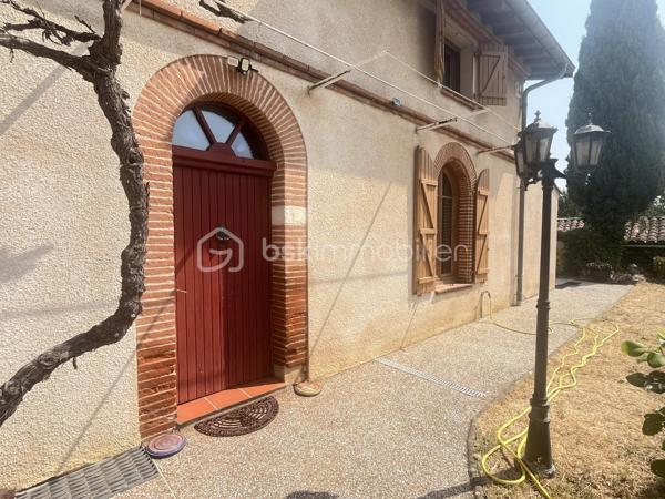 Laissez-vous séduire par cette Toulousaine de caractère de 184m², implantée sur un terrain arboré d'environ 2 630 m², offrant un véritable esprit campagne tout en étant à quelques minutes seulement du centre du village d'Aussonne et de toutes ses commodités.
Dès l'entrée, le charme de l'ancien opère : belles hauteurs sous plafond, éléments authentiques et volumes généreux créent une atmosphère chaleureuse et pleine de caractère. Les espaces de vie, lumineux et conviviaux, sont pensés pour le confort au quotidien.
La maison dispose de 4 chambres, d'une salle de bains et d'une salle d'eau, répondant parfaitement aux besoins d'une famille.
À l'extérieur, le jardin est une véritable invitation à la détente. Vous profiterez d'une belle piscine, d'un pool house, d'une agréable terrasse et d'un vaste espace de verdure, idéal pour partager des moments privilégiés en famille ou entre amis.
Les prestations se complètent par la présence d'un garage, d'une dépendance offrant de nombreuses possibilités d'aménagement (atelier, stockage, espace de loisirs…), ainsi que d'un puits, véritable atout pour l'entretien du jardin.
Cette propriété séduira les amoureux d'espace, de nature et d'authenticité, tout en bénéficiant d'un emplacement privilégié. Son accès rapide aux sites Airbus, ainsi que sa proximité avec les commerces, les écoles et les principaux axes routiers, en font un bien aussi pratique qu'agréable à vivre.