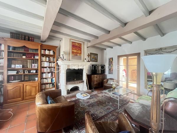 Laissez-vous séduire par cette Toulousaine de caractère de 184m², implantée sur un terrain arboré d'environ 2 630 m², offrant un véritable esprit campagne tout en étant à quelques minutes seulement du centre du village d'Aussonne et de toutes ses commodités.
Dès l'entrée, le charme de l'ancien opère : belles hauteurs sous plafond, éléments authentiques et volumes généreux créent une atmosphère chaleureuse et pleine de caractère. Les espaces de vie, lumineux et conviviaux, sont pensés pour le confort au quotidien.
La maison dispose de 4 chambres, d'une salle de bains et d'une salle d'eau, répondant parfaitement aux besoins d'une famille.
À l'extérieur, le jardin est une véritable invitation à la détente. Vous profiterez d'une belle piscine, d'un pool house, d'une agréable terrasse et d'un vaste espace de verdure, idéal pour partager des moments privilégiés en famille ou entre amis.
Les prestations se complètent par la présence d'un garage, d'une dépendance offrant de nombreuses possibilités d'aménagement (atelier, stockage, espace de loisirs…), ainsi que d'un puits, véritable atout pour l'entretien du jardin.
Cette propriété séduira les amoureux d'espace, de nature et d'authenticité, tout en bénéficiant d'un emplacement privilégié. Son accès rapide aux sites Airbus, ainsi que sa proximité avec les commerces, les écoles et les principaux axes routiers, en font un bien aussi pratique qu'agréable à vivre.
