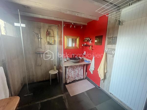 Laissez-vous séduire par cette Toulousaine de caractère de 184m², implantée sur un terrain arboré d'environ 2 630 m², offrant un véritable esprit campagne tout en étant à quelques minutes seulement du centre du village d'Aussonne et de toutes ses commodités.
Dès l'entrée, le charme de l'ancien opère : belles hauteurs sous plafond, éléments authentiques et volumes généreux créent une atmosphère chaleureuse et pleine de caractère. Les espaces de vie, lumineux et conviviaux, sont pensés pour le confort au quotidien.
La maison dispose de 4 chambres, d'une salle de bains et d'une salle d'eau, répondant parfaitement aux besoins d'une famille.
À l'extérieur, le jardin est une véritable invitation à la détente. Vous profiterez d'une belle piscine, d'un pool house, d'une agréable terrasse et d'un vaste espace de verdure, idéal pour partager des moments privilégiés en famille ou entre amis.
Les prestations se complètent par la présence d'un garage, d'une dépendance offrant de nombreuses possibilités d'aménagement (atelier, stockage, espace de loisirs…), ainsi que d'un puits, véritable atout pour l'entretien du jardin.
Cette propriété séduira les amoureux d'espace, de nature et d'authenticité, tout en bénéficiant d'un emplacement privilégié. Son accès rapide aux sites Airbus, ainsi que sa proximité avec les commerces, les écoles et les principaux axes routiers, en font un bien aussi pratique qu'agréable à vivre.