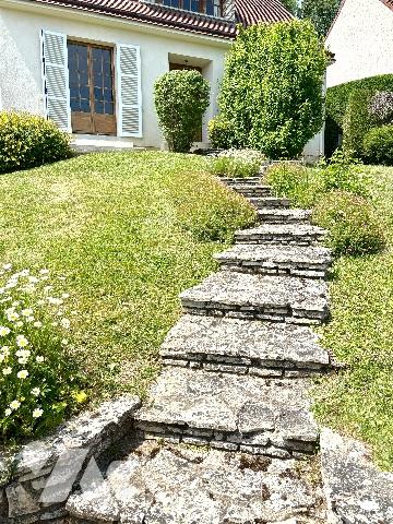 VALLEE DE L’EURE, AU CALME  PROCHE CENTRE BOURG
CONSTRUCTION TRADI SUR S/SOL 5 PIECES 111m² HAB.