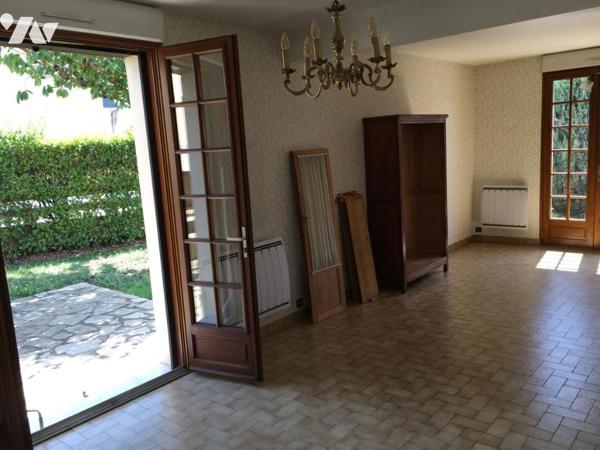 SABLE SUR SARTHE -  PAVILLON INDIVIDUEL - jardin. Réf : CC2063