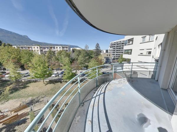 GRAND 2 PIÈCES + CUISINE EN ÉTAGE AVEC TERRASSE OUEST ECHIROLLES NOUVEAU CENTRE