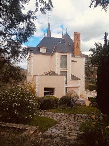 Maison de conte de fées au cœur d'un village thermale
