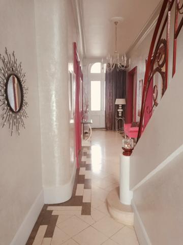 Maison de conte de fées au cœur d'un village thermale