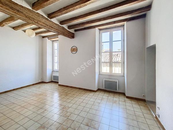 Appartement de type 2 composé d'une chambre, situé en centre-ville de Montjean sur Loire