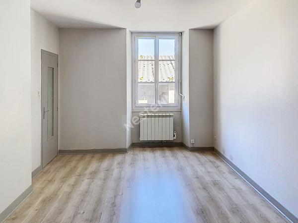Appartement de type 2 composé d'une chambre, situé en centre-ville de Montjean sur Loire