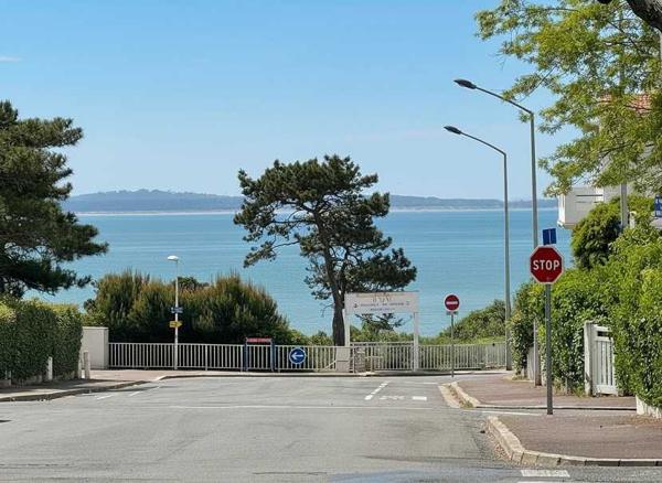 Le chay, L’Architecture 50 … La plage au bout de la rue !