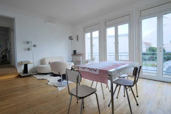Le chay, L’Architecture 50 … La plage au bout de la rue !