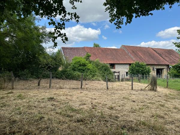 Terrain à bâtir avec 200 m² de dépendances proche de POUILLY EN AUXOIS (21)