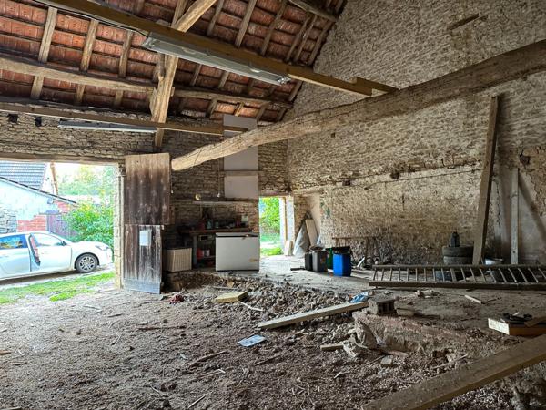 Terrain à bâtir avec 200 m² de dépendances proche de POUILLY EN AUXOIS (21)