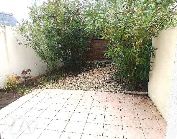 En plein centre-ville, jolie maison récente sur 2 niveaux avec jardin et 2 parkings voitures privés.