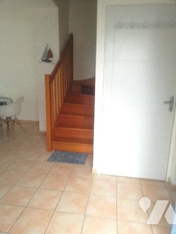 En plein centre-ville, jolie maison récente sur 2 niveaux avec jardin et 2 parkings voitures privés.