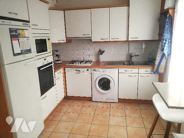 En plein centre-ville, jolie maison récente sur 2 niveaux avec jardin et 2 parkings voitures privés.