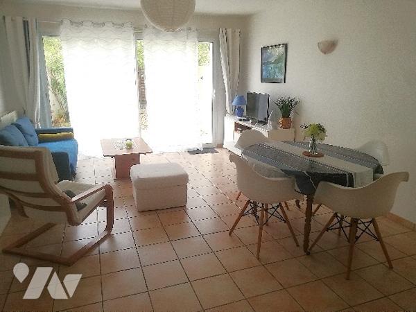 En plein centre-ville, jolie maison récente sur 2 niveaux avec jardin et 2 parkings voitures privés.