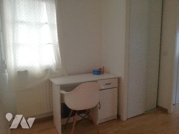 En plein centre-ville, jolie maison récente sur 2 niveaux avec jardin et 2 parkings voitures privés.