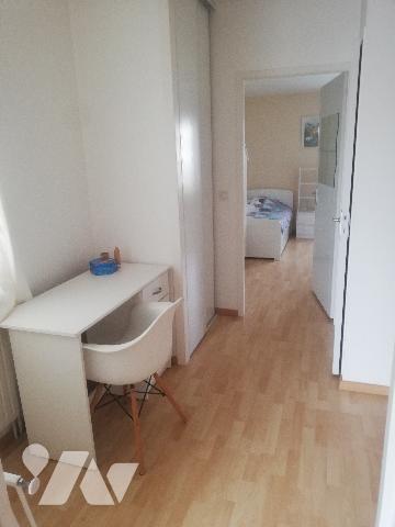 En plein centre-ville, jolie maison récente sur 2 niveaux avec jardin et 2 parkings voitures privés.