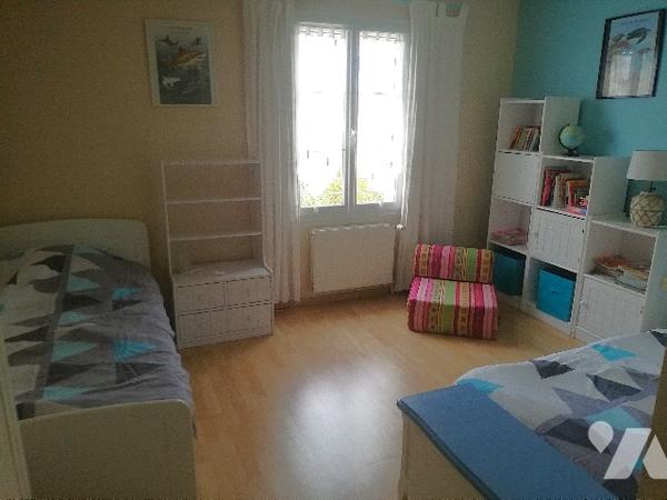 En plein centre-ville, jolie maison récente sur 2 niveaux avec jardin et 2 parkings voitures privés.