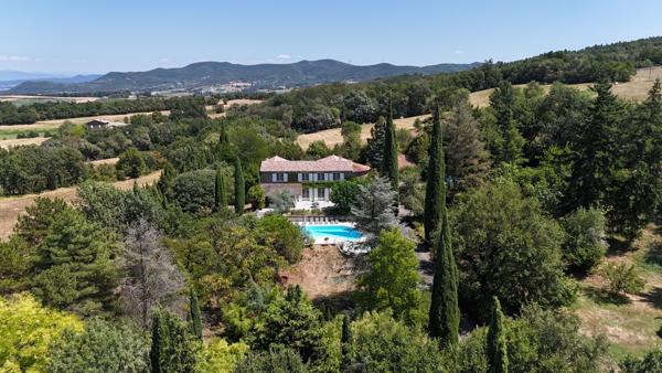 Aux portes de la Drôme : propriété de caractère avec tour, parc de 7 422 m² et piscine à débordement