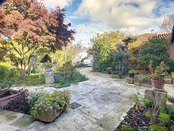 Grande maison renovee avec piscine, jardin et vue Pyrenees