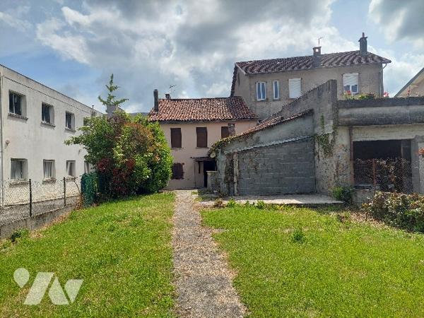 SAINT-GAUDENS, centre-ville, maison de ville avec jardin attenant, idéalement située.