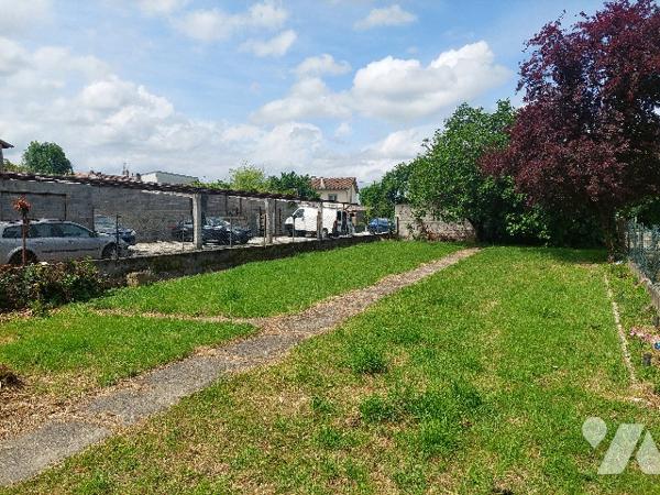 SAINT-GAUDENS, centre-ville, maison de ville avec jardin attenant, idéalement située.