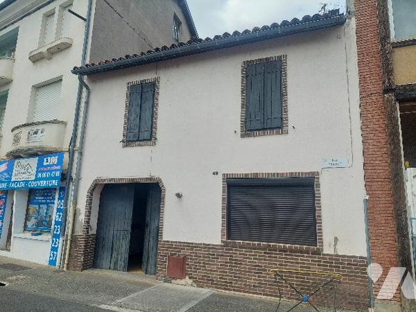 SAINT-GAUDENS, centre-ville, maison de ville avec jardin attenant, idéalement située.