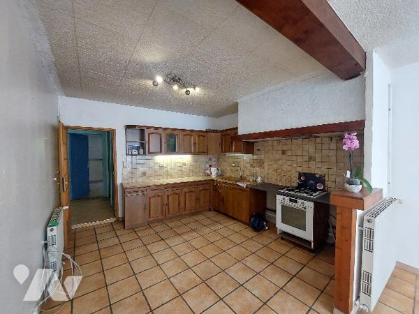 SAINT-GAUDENS, centre-ville, maison de ville avec jardin attenant, idéalement située.