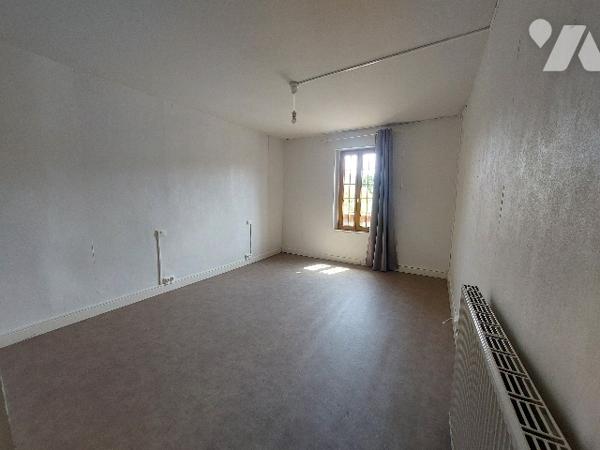 SAINT-GAUDENS, centre-ville, maison de ville avec jardin attenant, idéalement située.