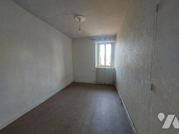 SAINT-GAUDENS, centre-ville, maison de ville avec jardin attenant, idéalement située.